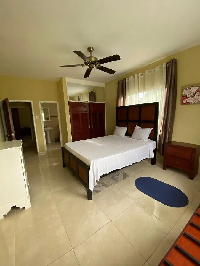 Veneshia'S Coral Gardens Feriehus Montego Bay